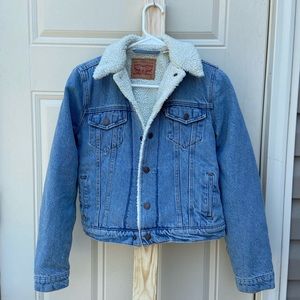 Levi’s Women’s Sherpa Trucker Jacket - Medium Wash - Denim Jacket - Sherpa Coat